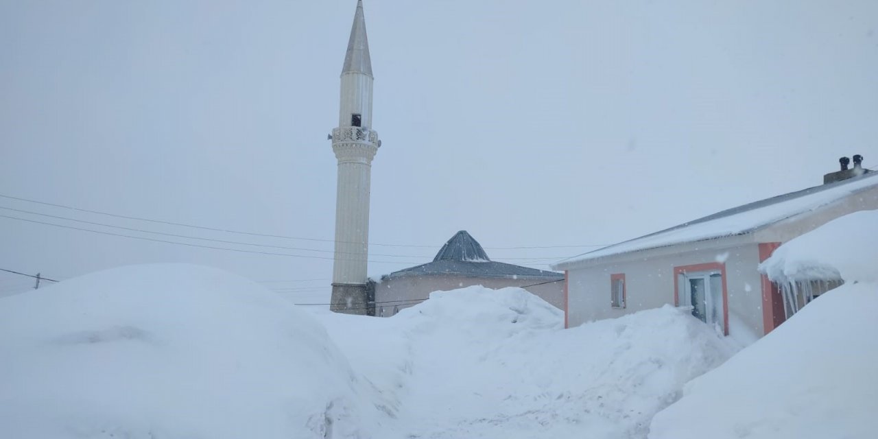 Kar kalınlığı 3 metreyi buldu! Köylerle irtibat kesildi
