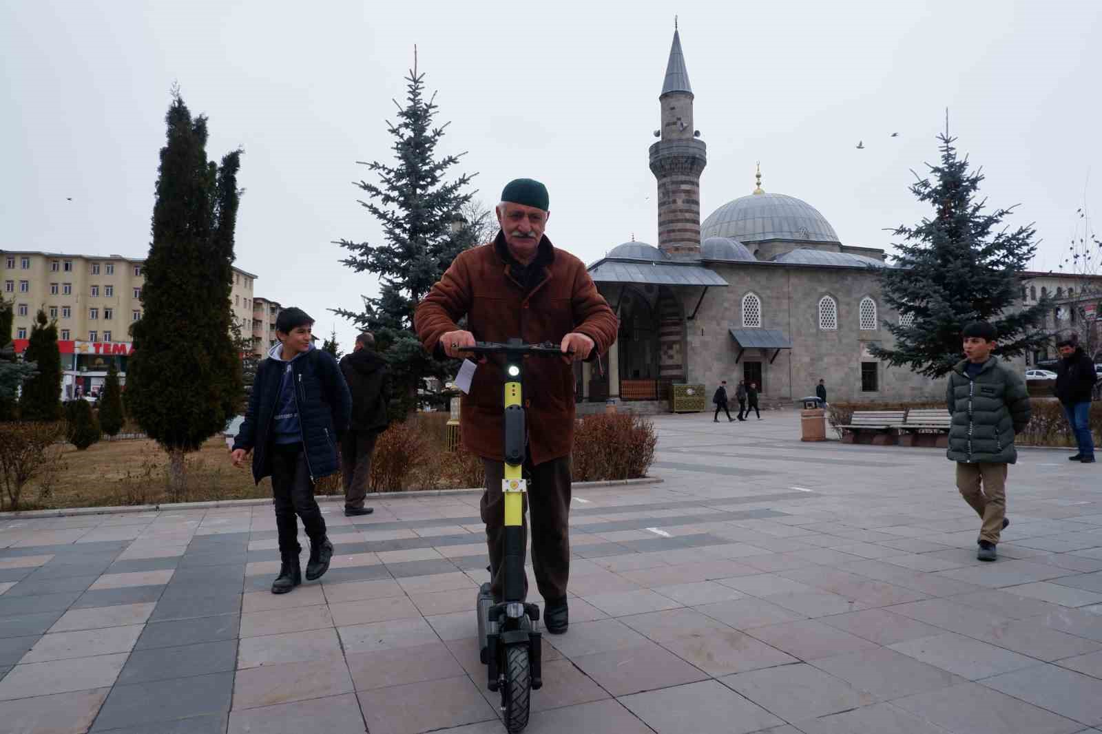 Erzurum’da scooterlar yollara çıktı, ihtiyarlar scooterı sevdi