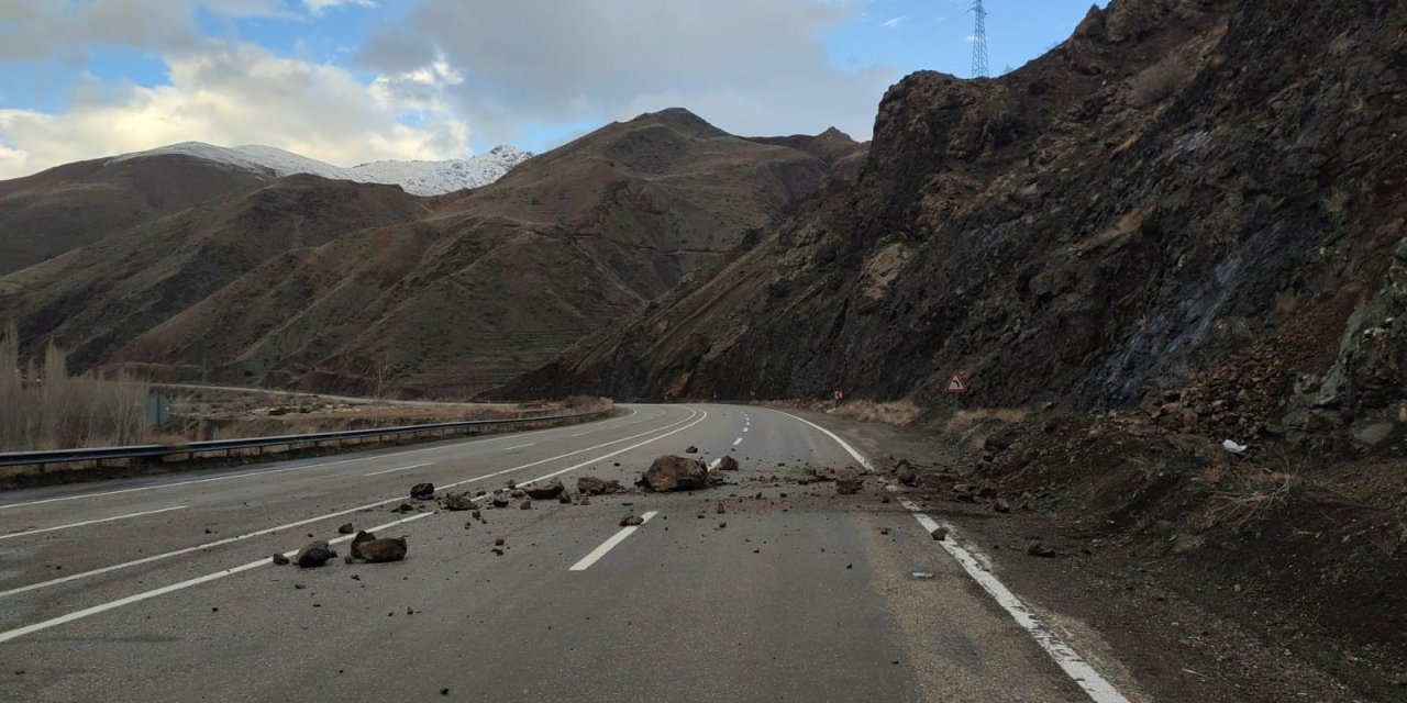 Yağışlı hava karayoluna heyelan getirdi