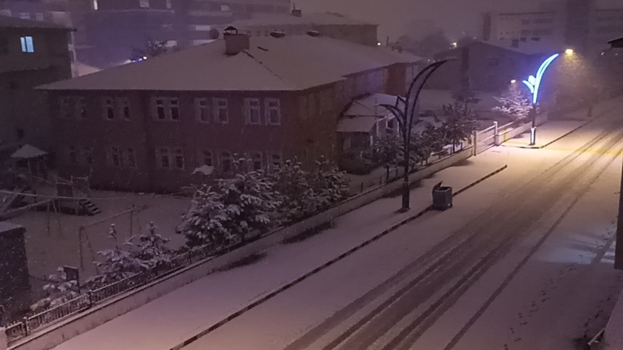 Erciş’te Mart ayında kar yağışı