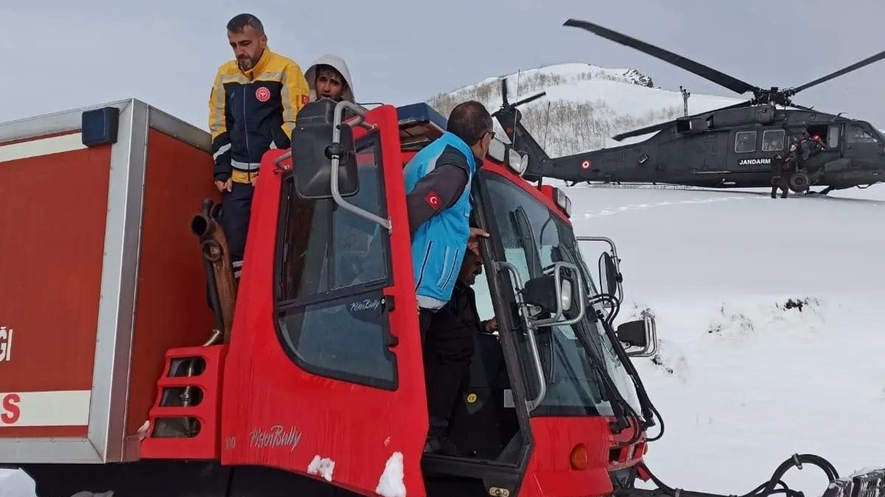 Bingöl’de tipide dağlık alanda mahsur kalan avcılar helikopterle kurtarıldı
