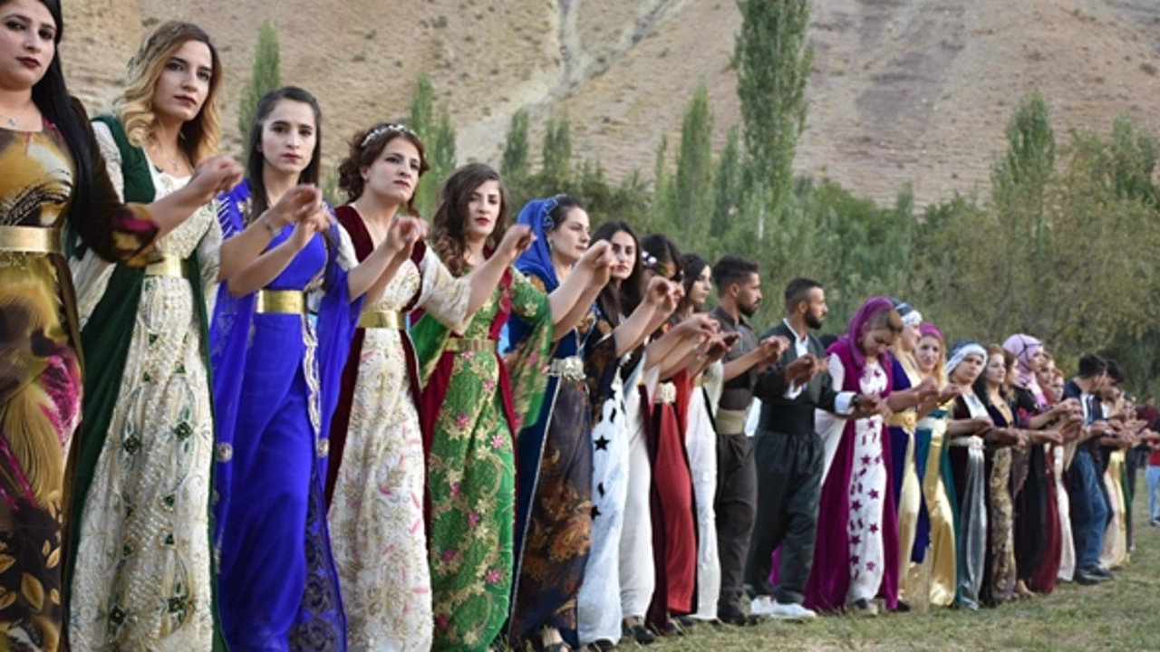 Seçim Meydanında Kürtçe Şarkı: Lo Ekremo Lo