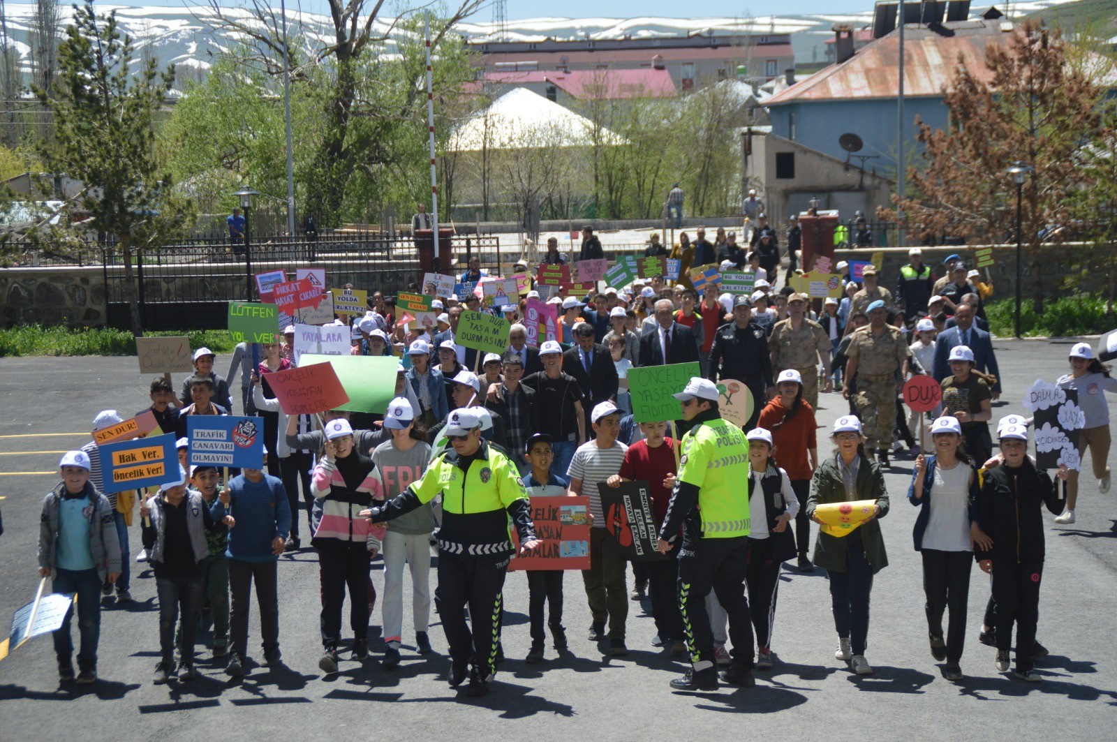 Eleşkirt'te öğrenciler slogan atarak yürüyüş yaptı