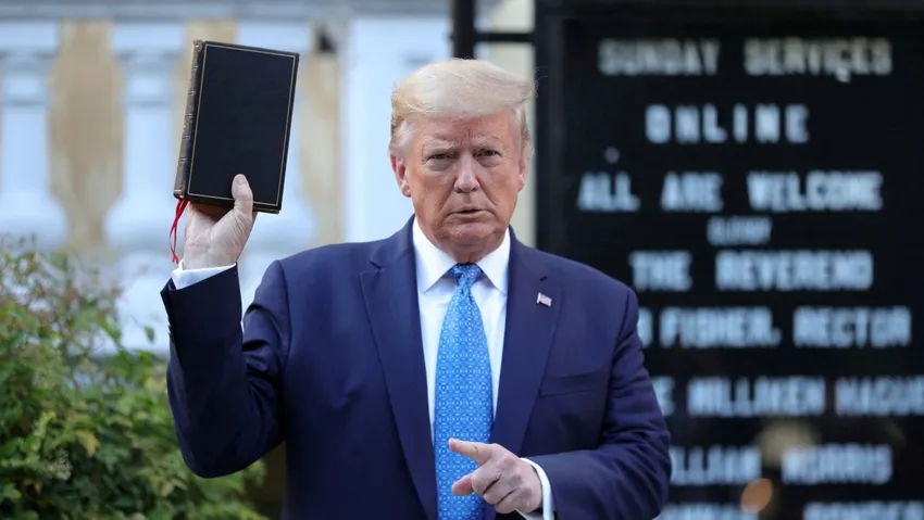 Trump İncil Satışına Başladı