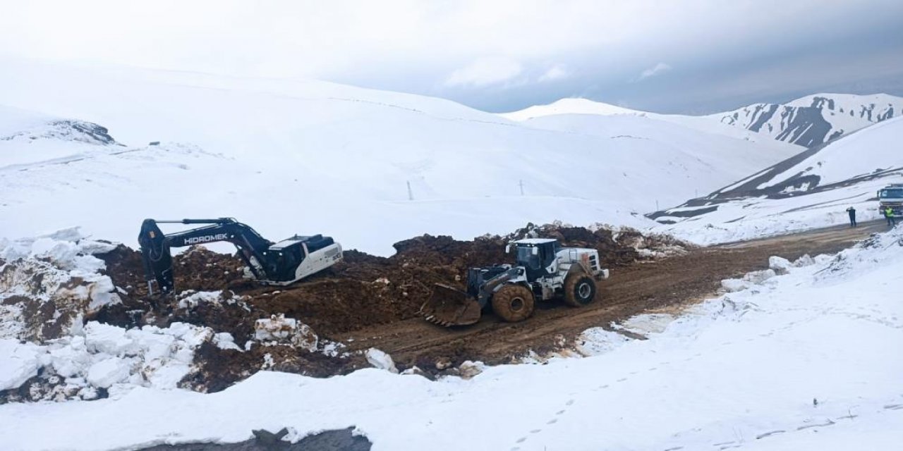 Hakkari'de heyelan köylerin şehirle irtibatını kesti