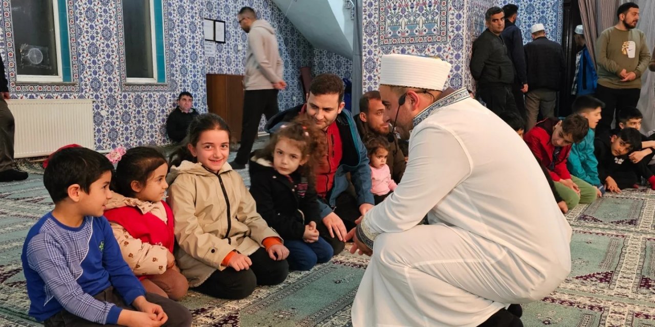 Son teravih namazını kılan çocuklara camide sürpriz