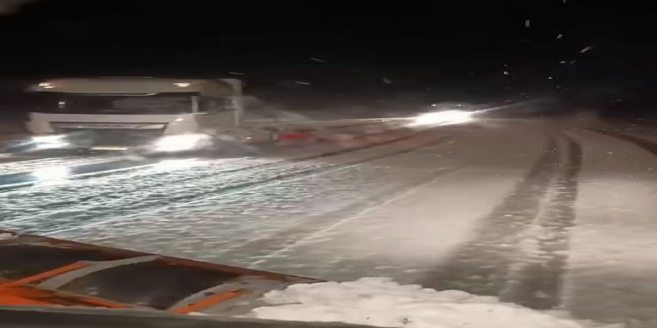 Ağrı Tendürek Geçidi’nde kar ulaşımı kapattı