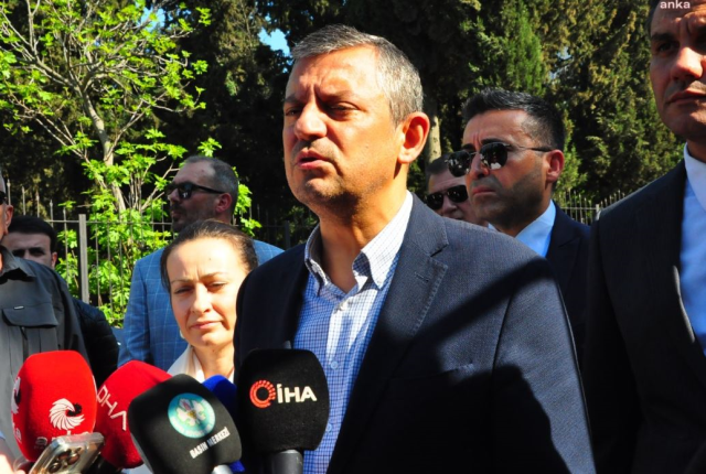 "CHP Lideri Özgür Özel'in Ameliyat Sonrası Şaşırtan Gözlüksüz Yeni İmaji!"