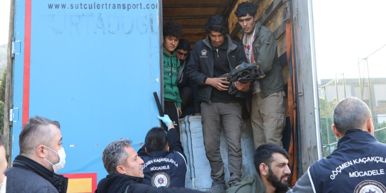Ağrı’dan İstanbul’a giden 64 göçmen yakalandı