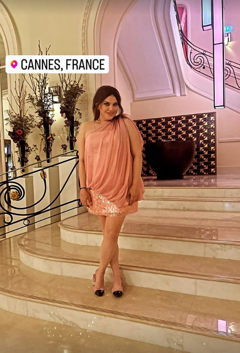 Civelek'in eleştirilen ödül töreni elbisesi ne? Feyza Civelek Cannes'ta ne giydi?