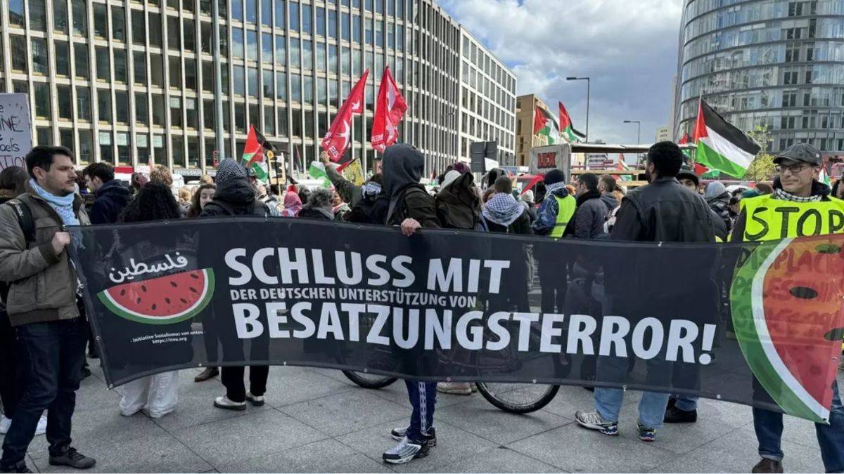 Almanya'da hükümetin İsrail'e silah sevkiyatına protesto