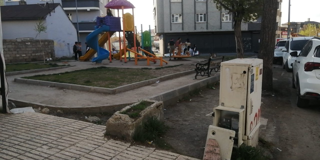 Ağrı’da çocuk parkının önündeki trafo tehlike saçıyor