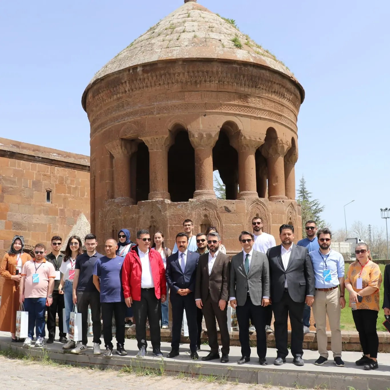 Haluk Dursun Anısına Tarihi Yolculuk: Ahlat'ta Öğrenciler ve Akademisyenler Tarihi Mekanları Gezdi