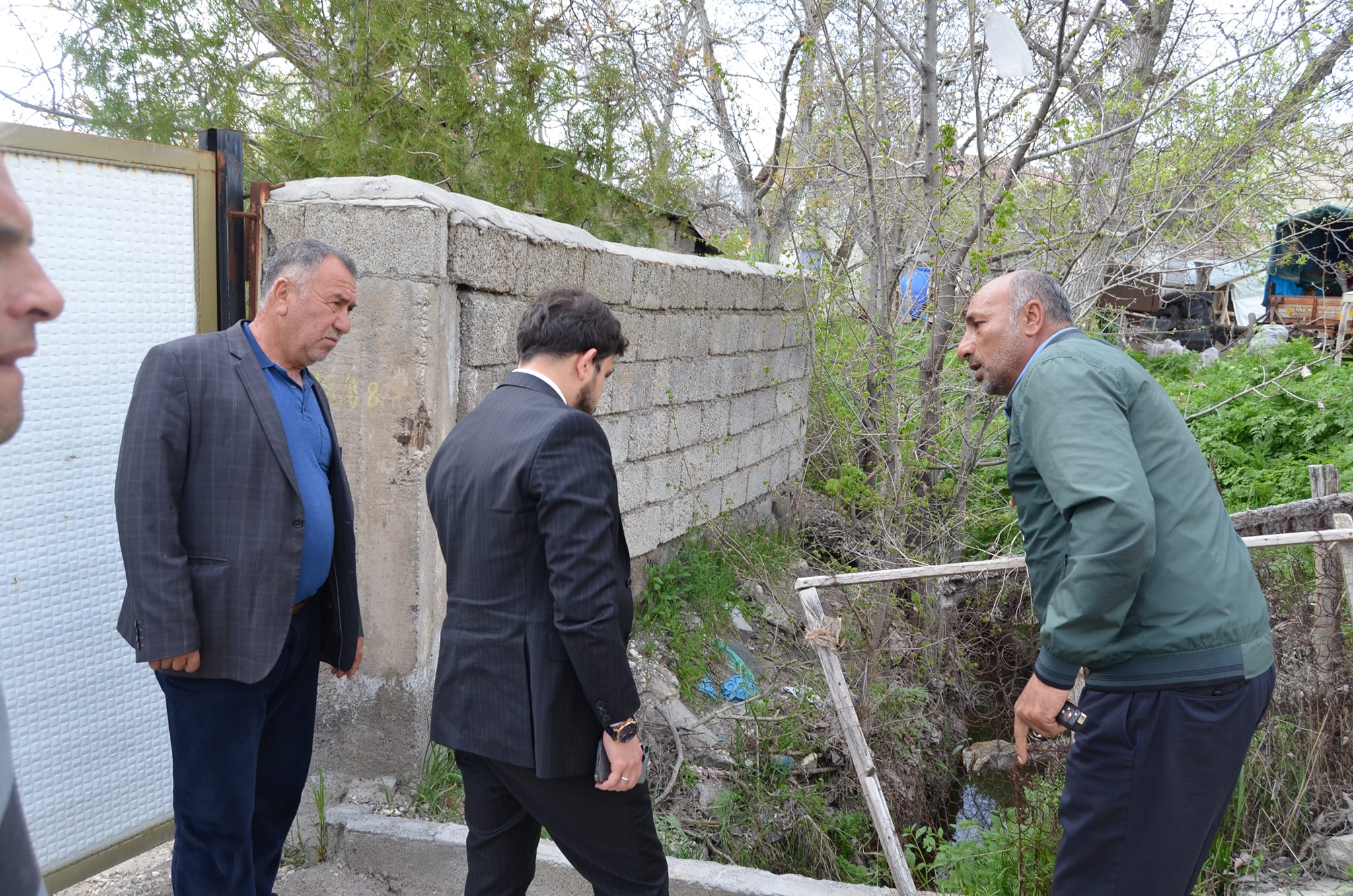 Adilcevaz'da Sulama Kanalları Yenileniyor: Belediye Başkanı Akbaba Yerinde İncelemelerde Bulundu