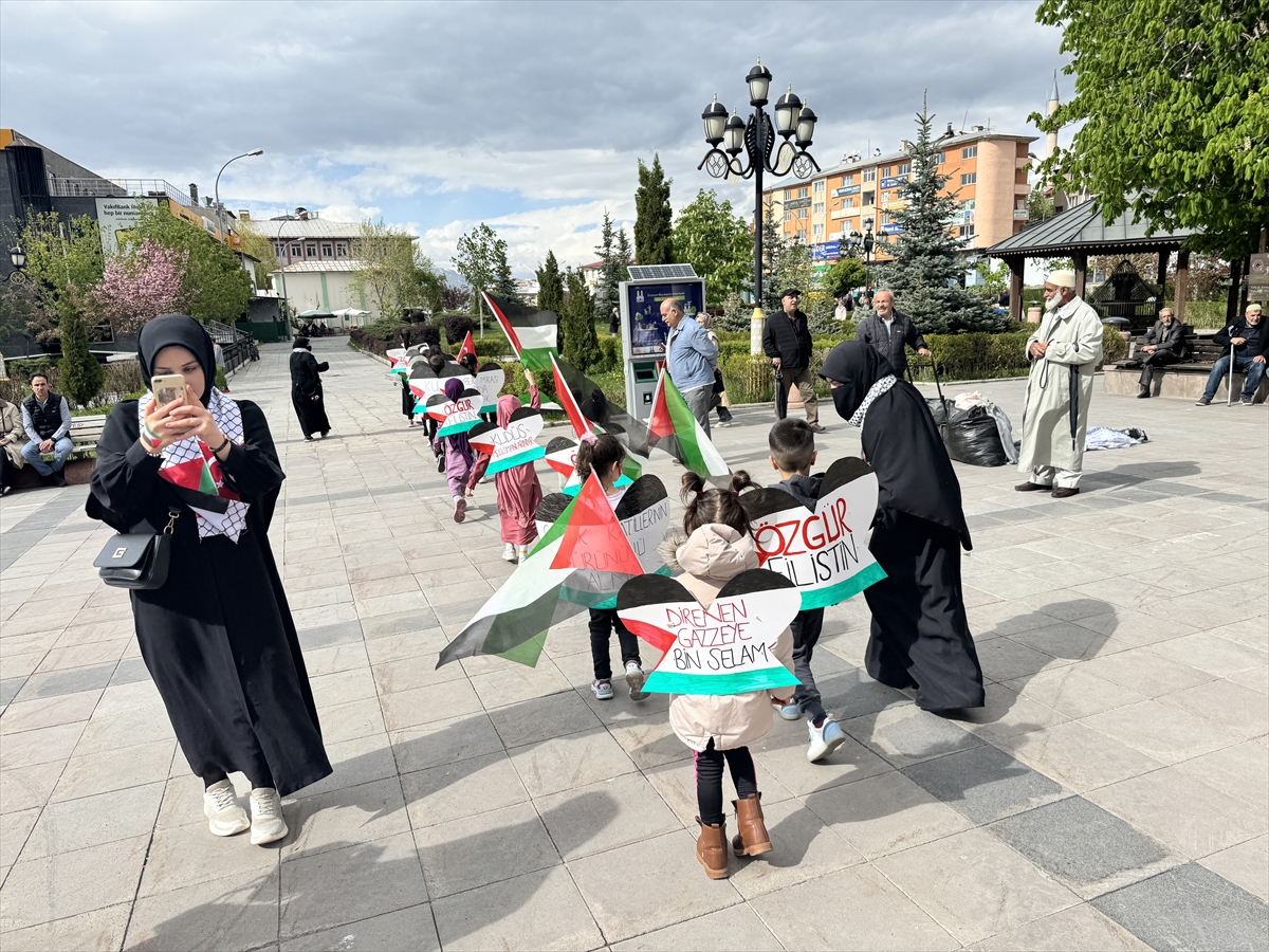 Erzurum'da çocuklar da Gazze için sessiz yürüyüşü destekledi