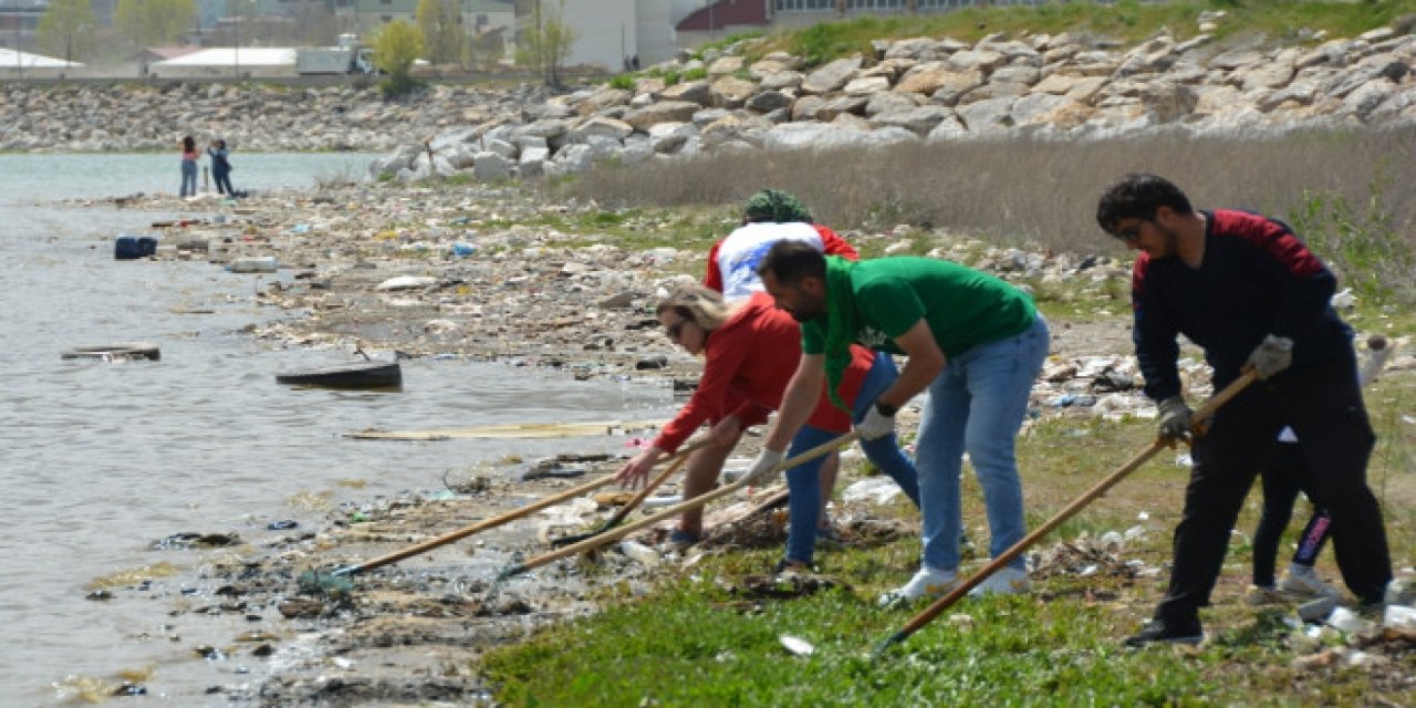 Tatvan'da Van Gölü kıyılarında temizlik çalışması yapıldı