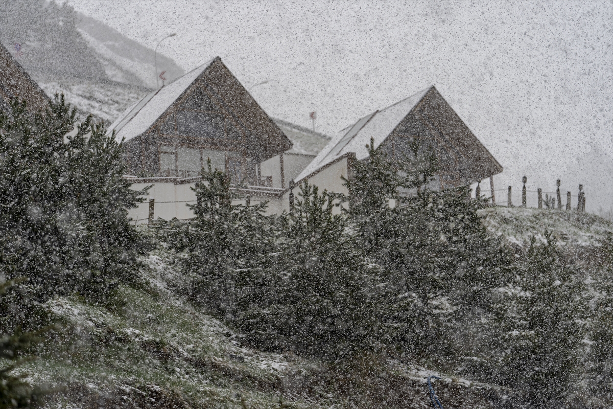 Palandöken'e mayıs ayında lapa lapa kar yağdı