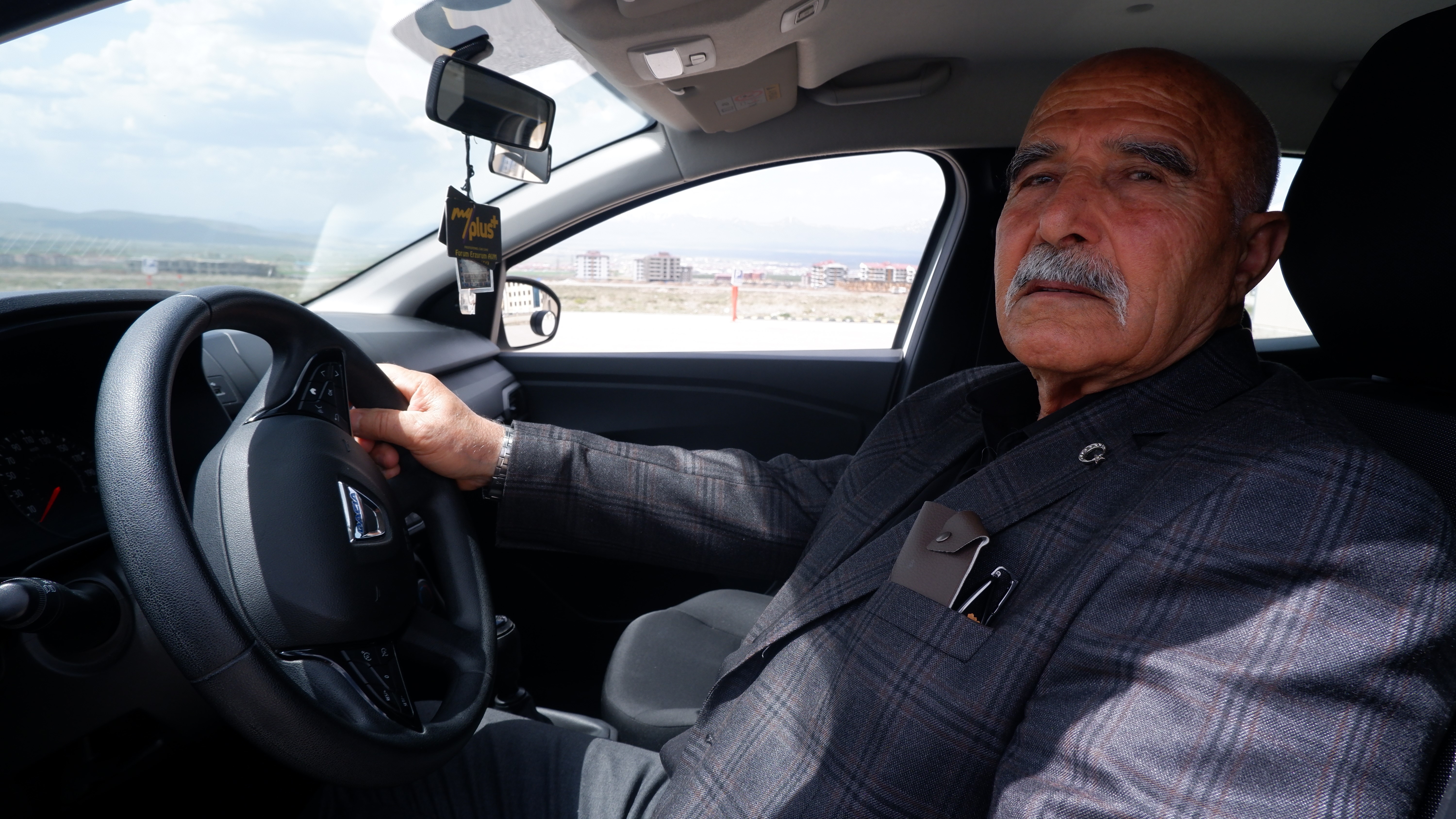 Erzurumlu Eşref amca 76 yaşında ehliyetine kavuştu