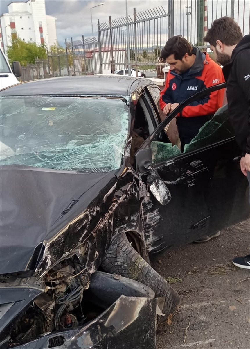 Kars'ta otomobil bahçe duvarına girdi: 2'si çocuk 3 yaralı