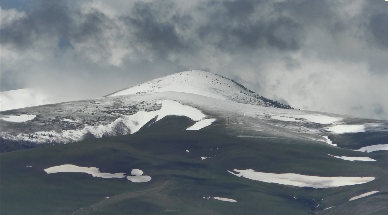 Kars’ta dağların zirvesi mayısta beyaza büründü