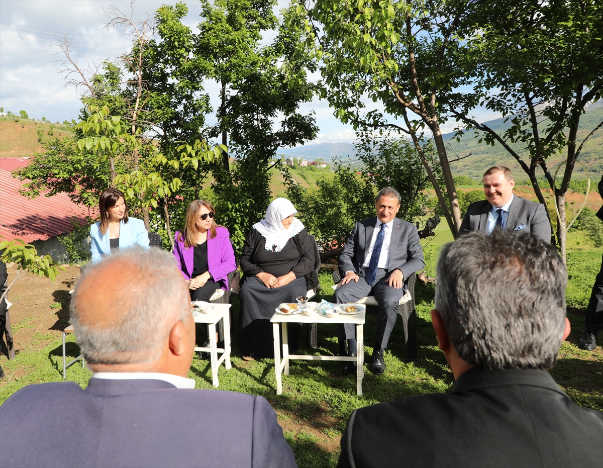 Bitlis Valisi gazi ve şehit ailelerini ziyaret etti