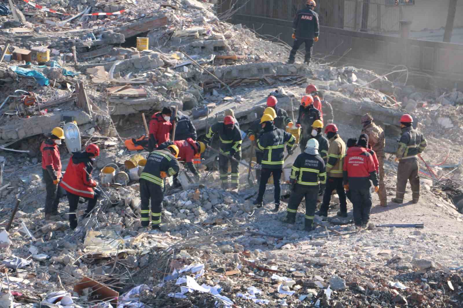 Diyarbakır'da depremde 100 kişiye mezar olan Hisami Apartmanında karar çıkmadı