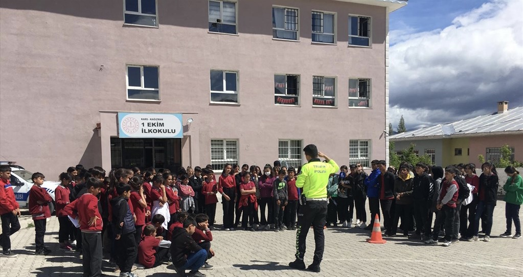 Kars’ta öğrencilere trafik eğitimi