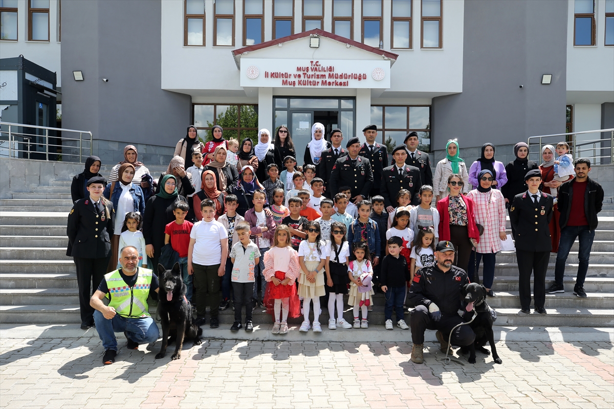 Muş'ta kadın komutanlardan Anneler Günü etkinliği