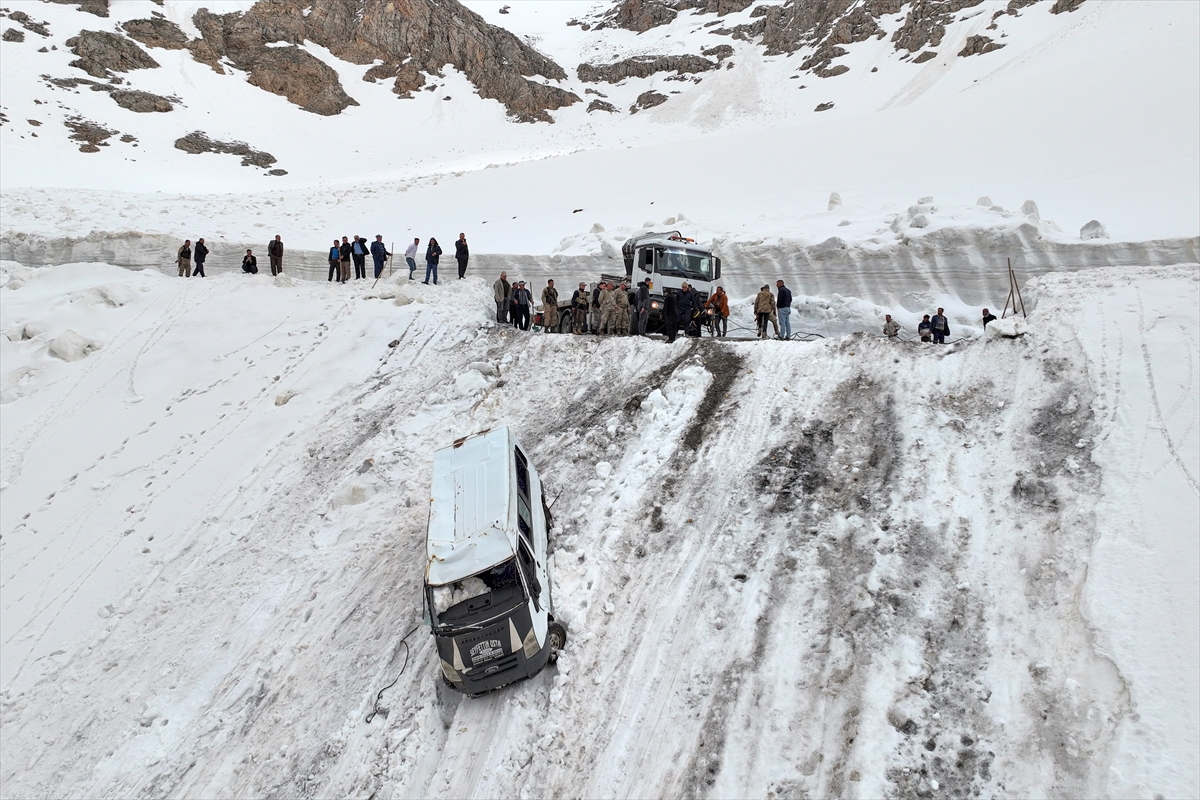 5 aydır kar altında kalan minibüs 8 saatlik çalışma sonucu çıkarıldı