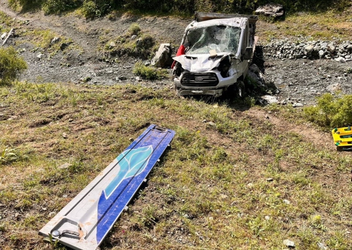 Kars'ta kamyonet şarampole devrildi: 1 ölü, 1 yaralı