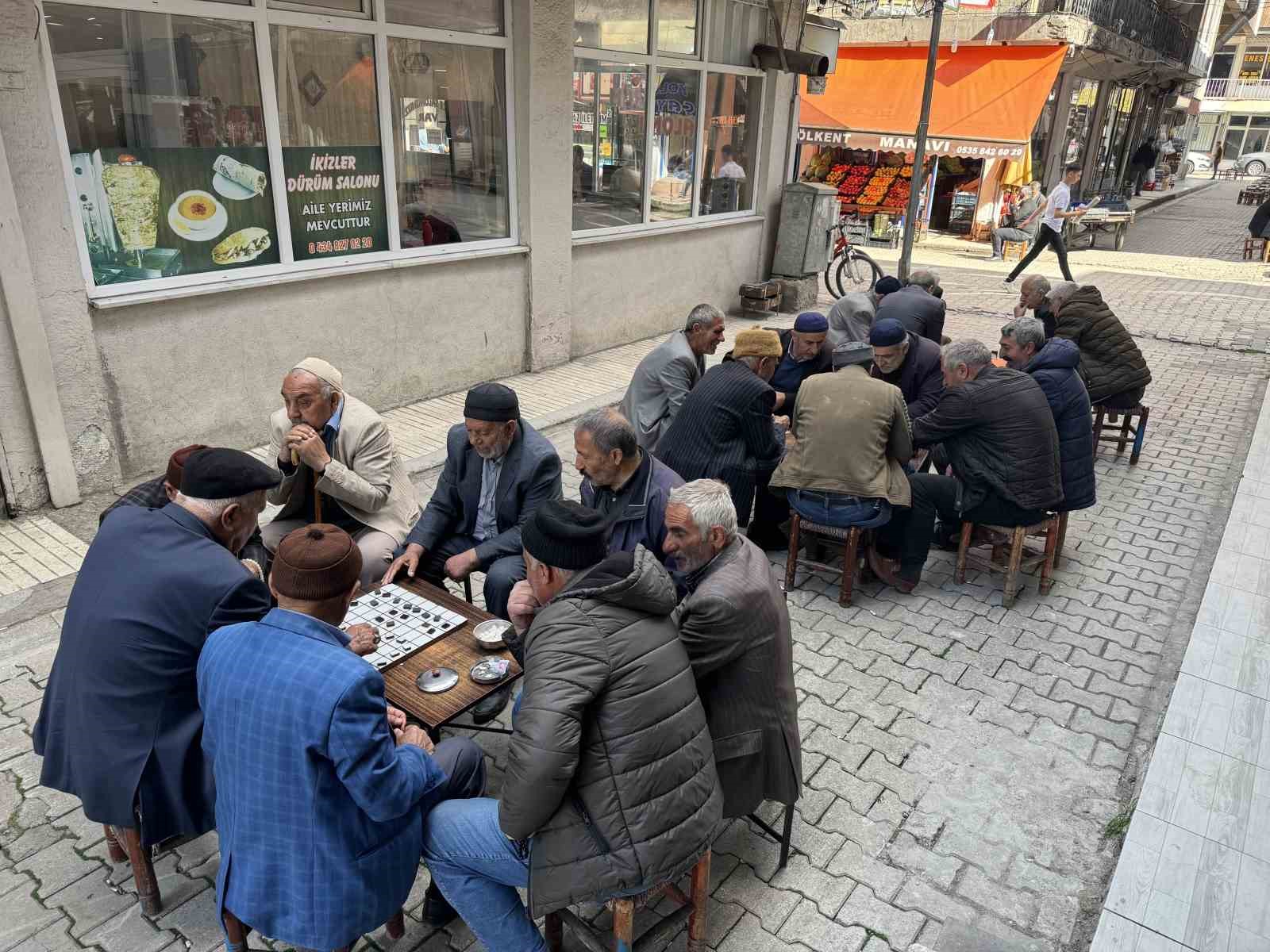 Bu kahvehanede 7’den 70’e herkes satranç oynuyor