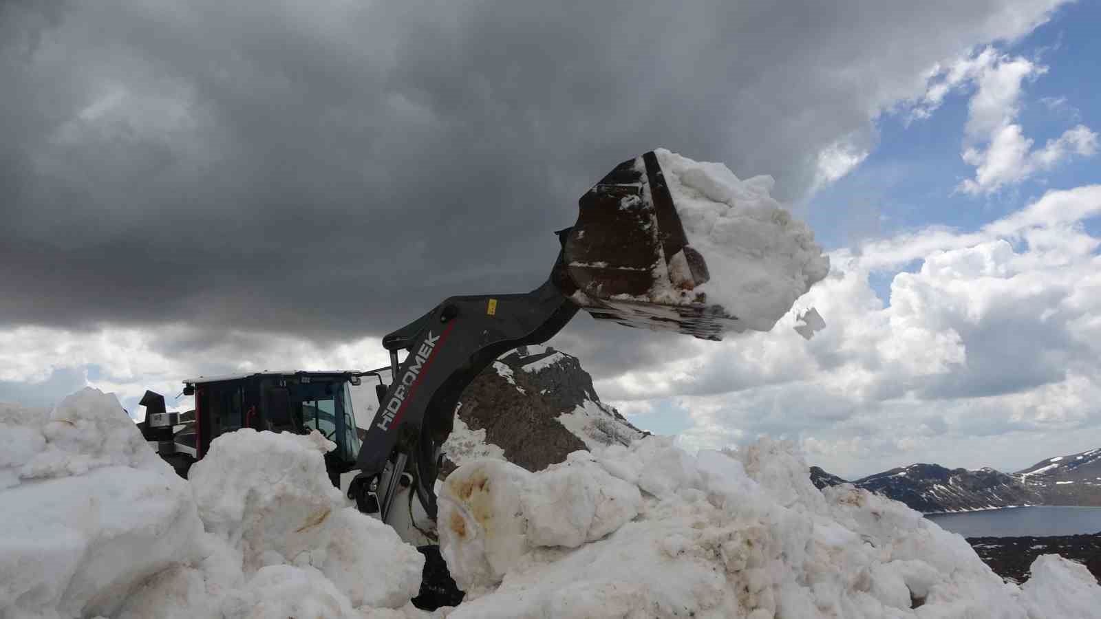 Nemrut Krater Gölü'nün yolu uzun zaman sonra açılıyor