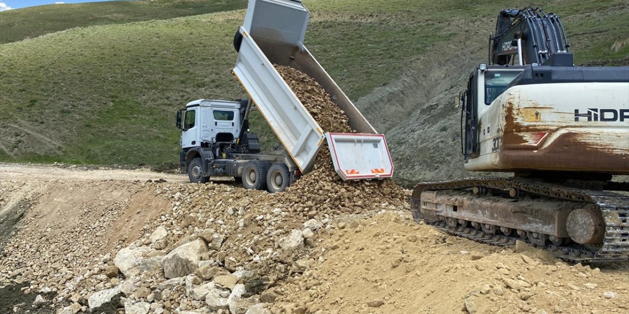 Muş'ta sağanak sonrası bozulan köy yolları onarılıyor