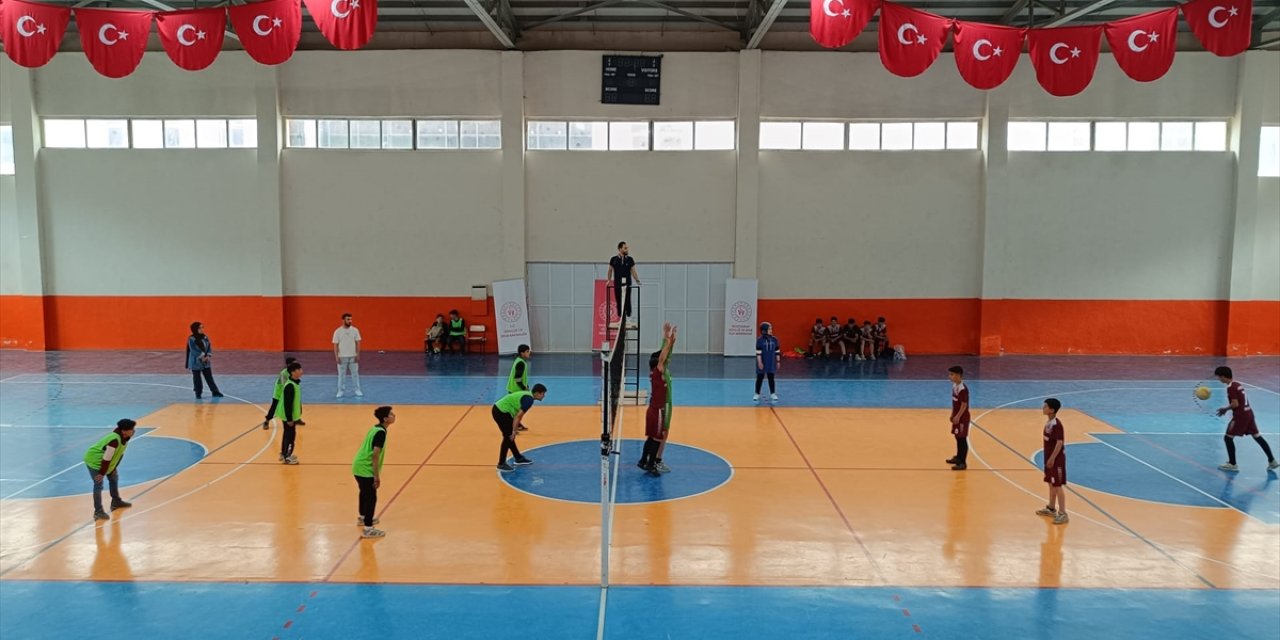 Bahçesaray'da okullar arası voleybol turnuvası düzenlendi