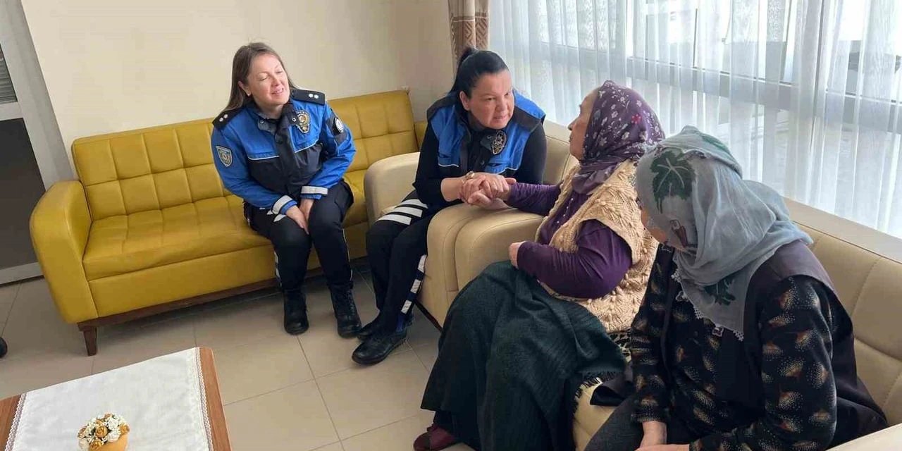 Van polisinden Anneler Günü ziyareti