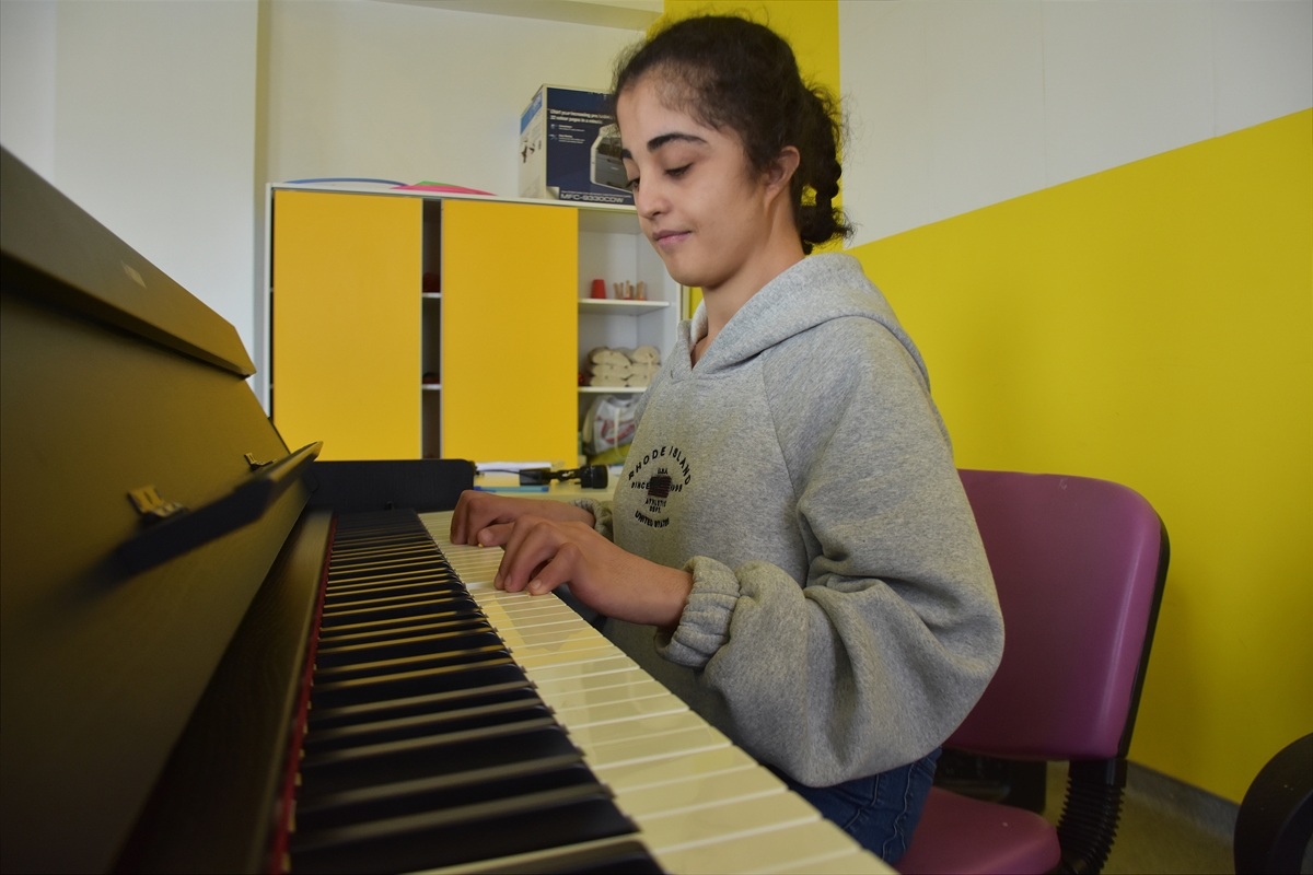 Özel eğitim merkezi öğrencisi Havin'in hayali müzik öğretmeni olmak