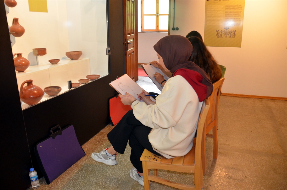 Muş'ta öğrenciler müzedeki eserleri resmetti