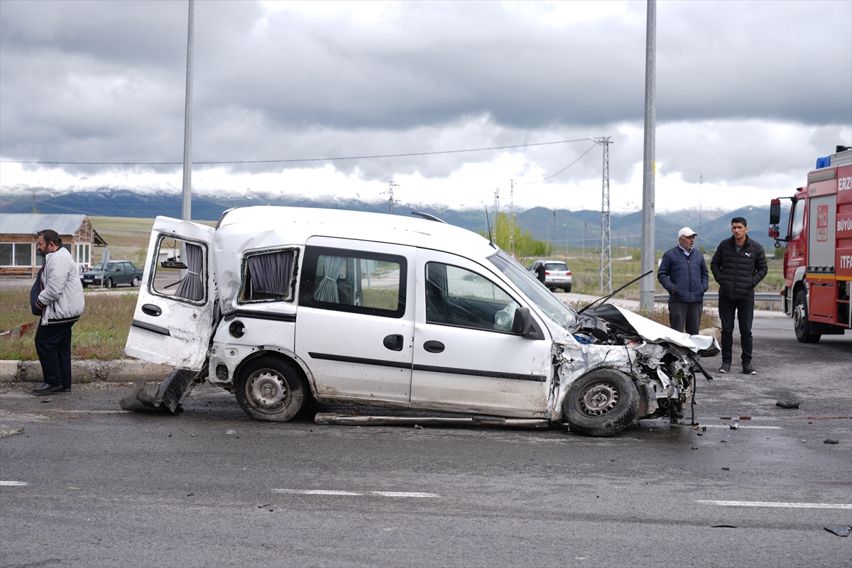 Erzurum'da tır ile hafif ticari araç birbirine girdi: yaralı