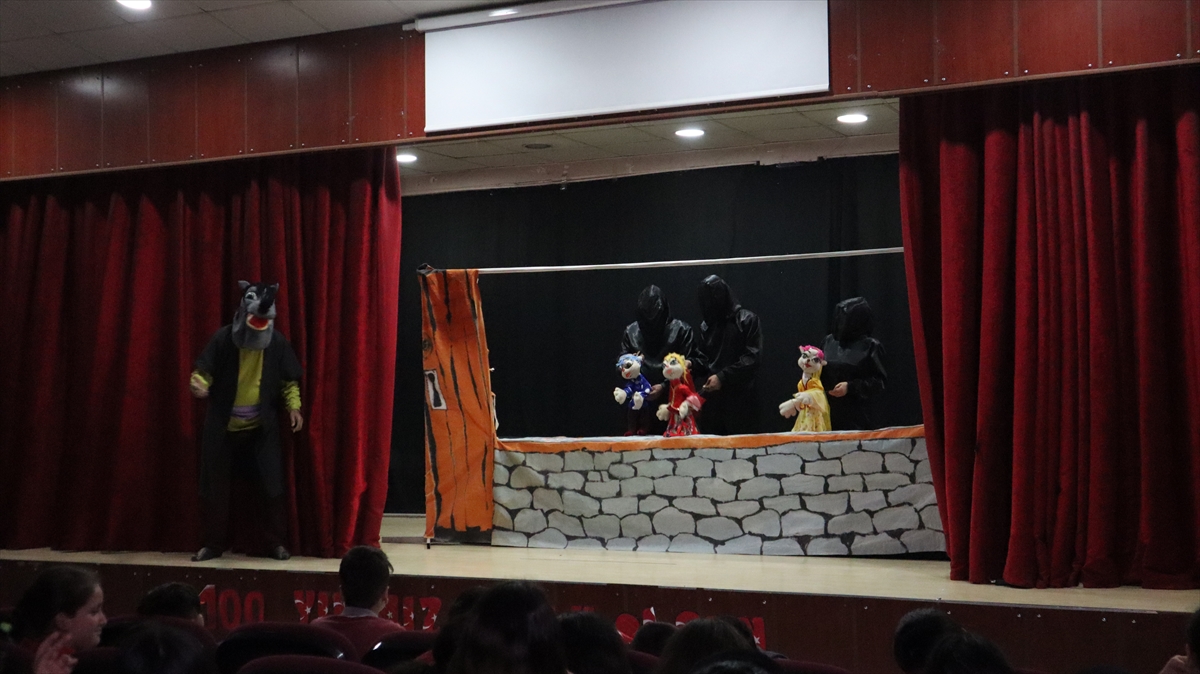 Iğdır'ın unutulmuş masallarını Nahçıvan Devlet Tiyatrosu'nda sahnelendi