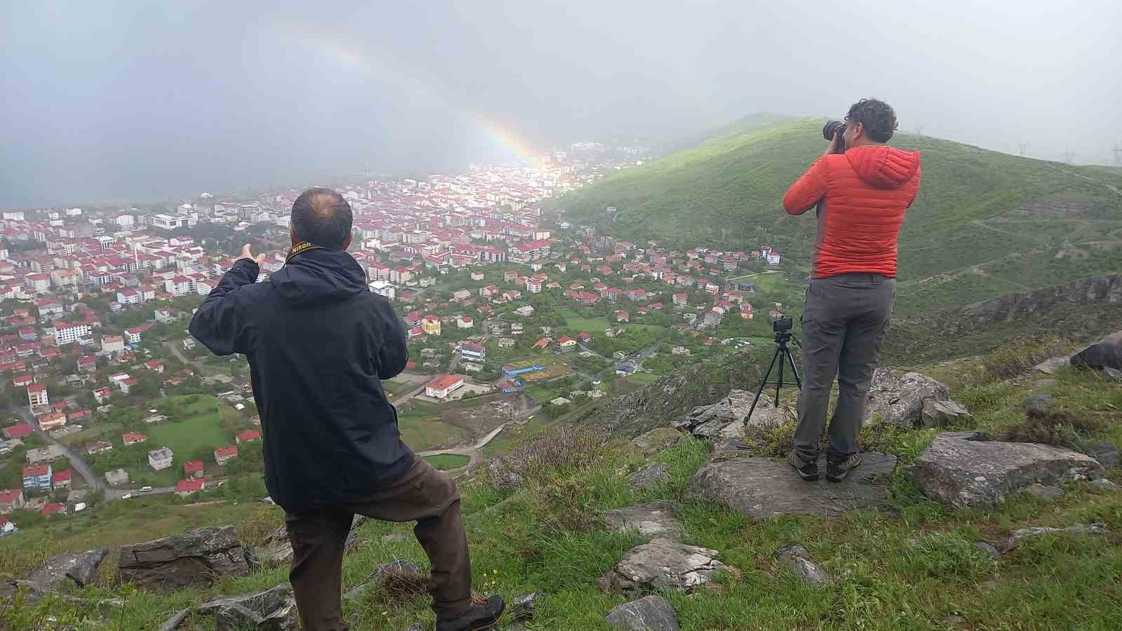 Yağmur ve dolu aldırmadan saatlerce gökkuşağını beklediler