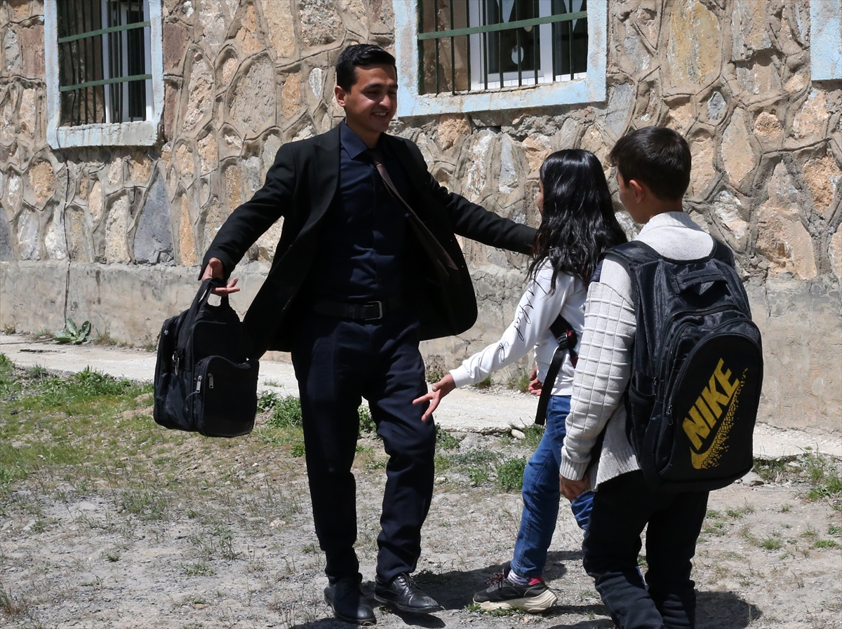 Dağ yamacındaki mezrada iki öğrencisinin eğitimi için çaba gösteriyor