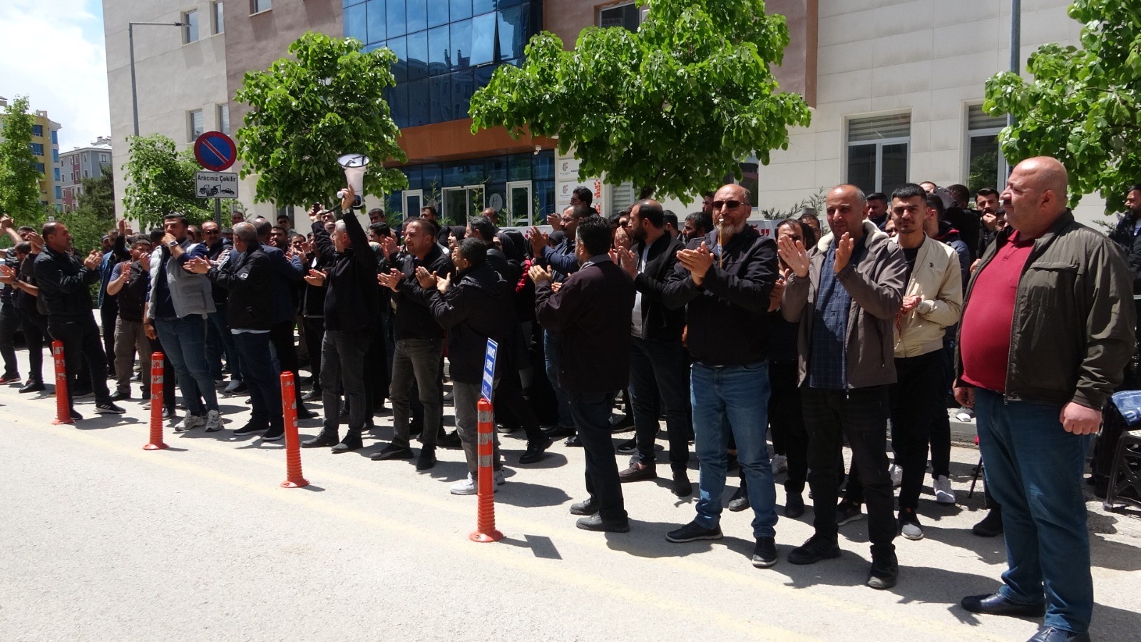 Van'da belediyelerden çıkarılan işçilerden ’düdüklü’ eylem