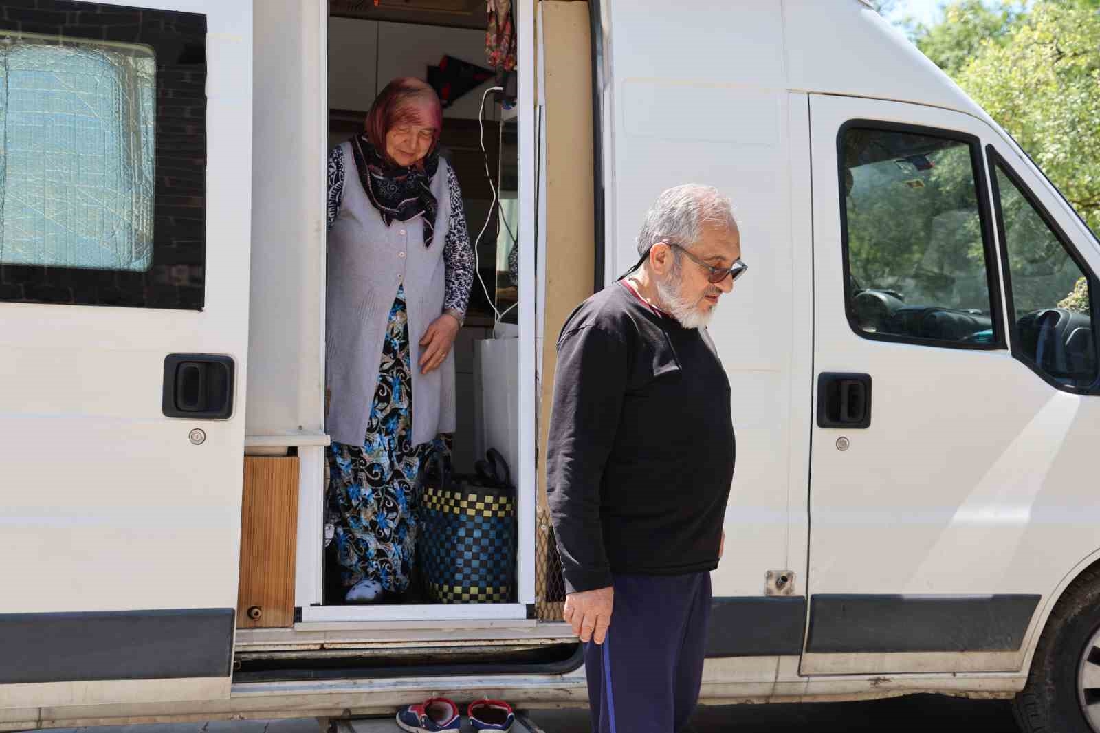 70 yaşındaki çift karavanla 2018 yılından beri geziyor