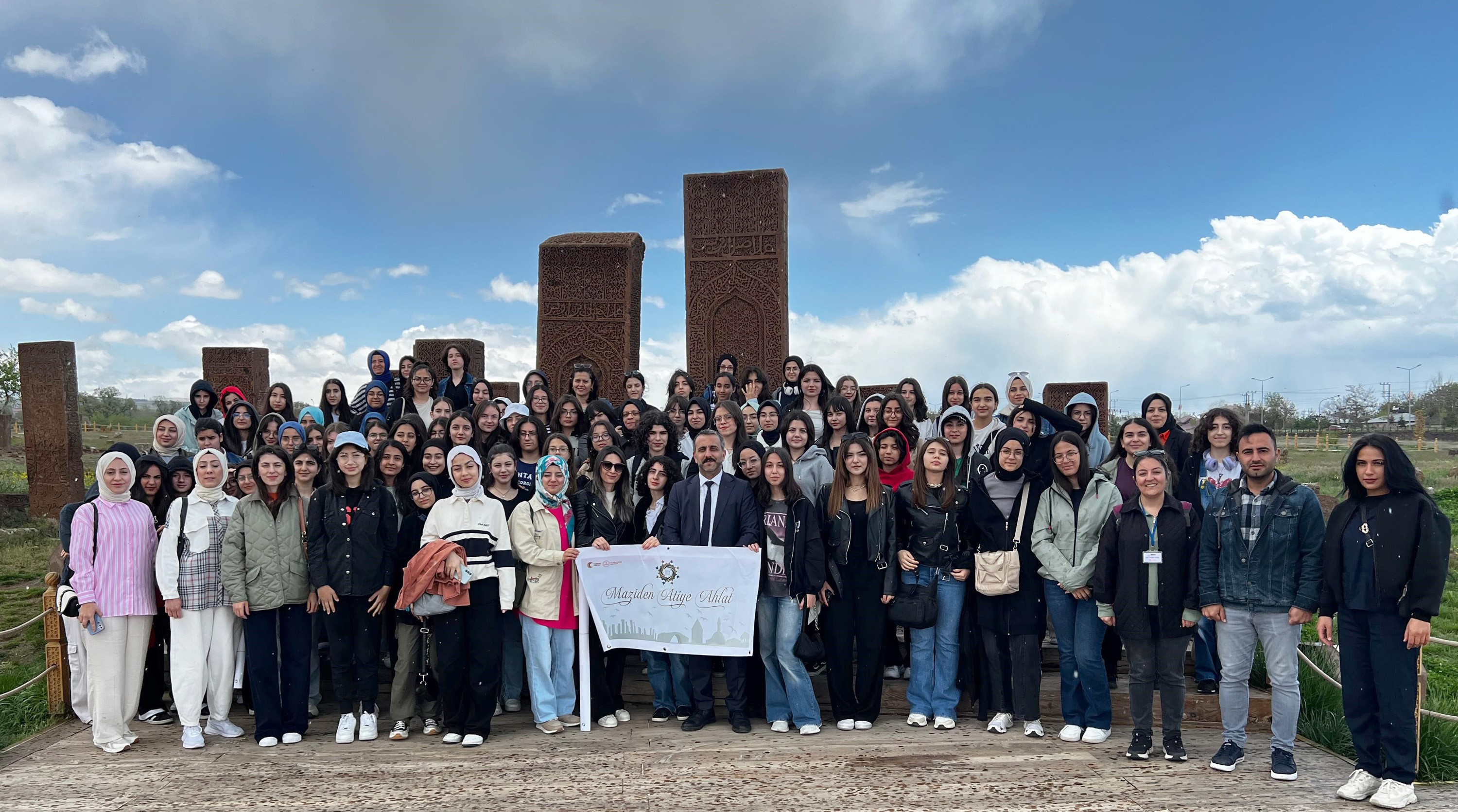 Öğrencilere "Maziden Atiye Ahlat" programıyla bölge tanıtılıyor