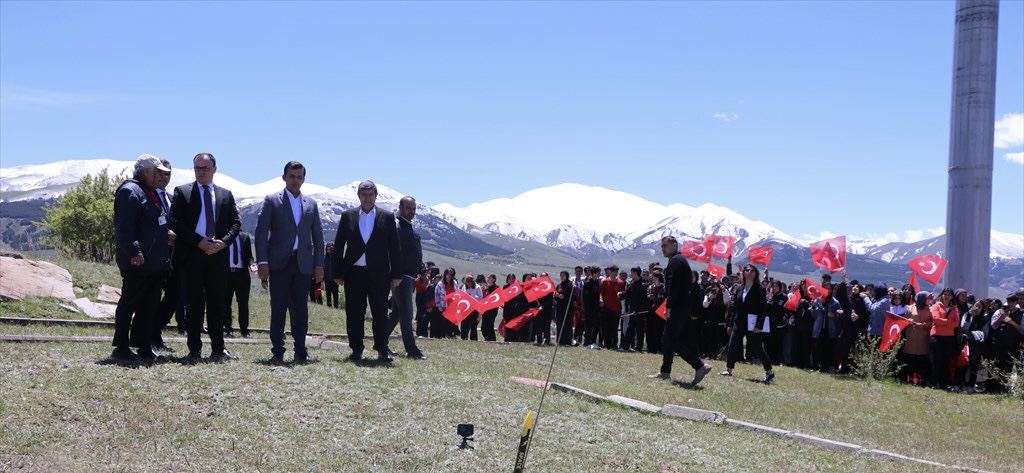 Erzurum’da öğrencilerin roketleri gökyüzünü süsledi