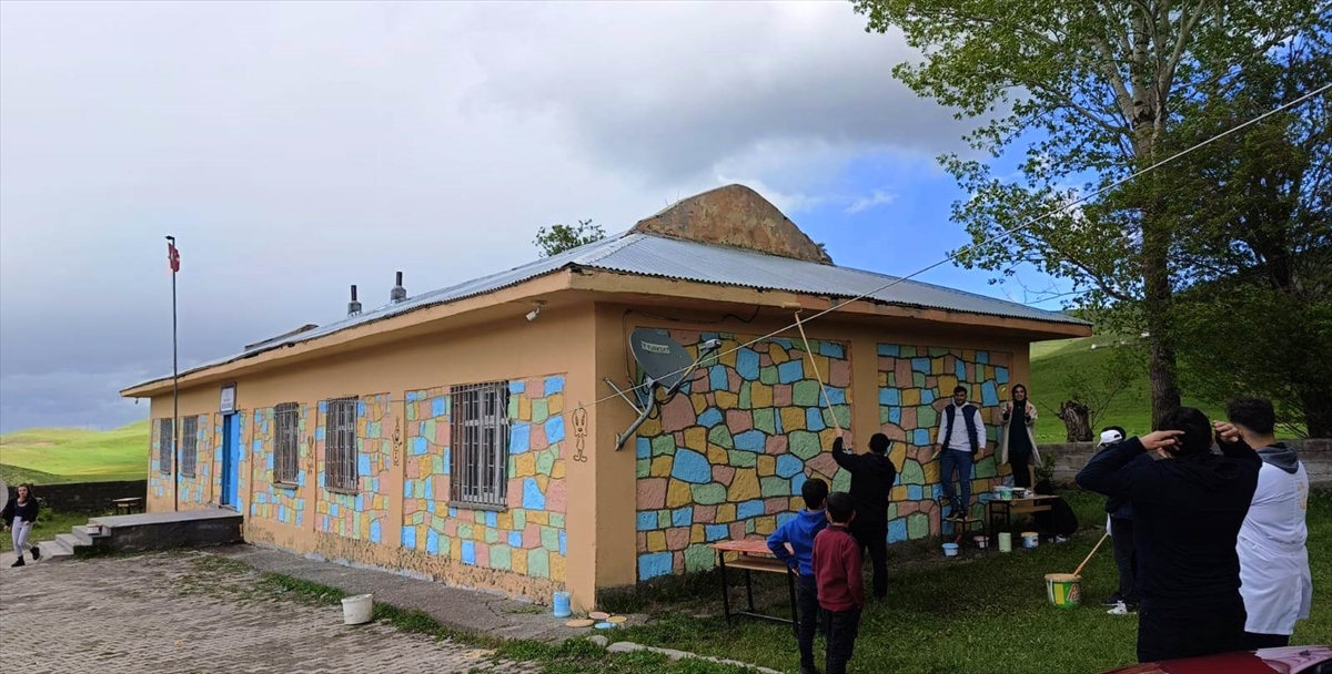 Muş'ta üniversite öğrencileri ilkokulun duvarlarını boyadı