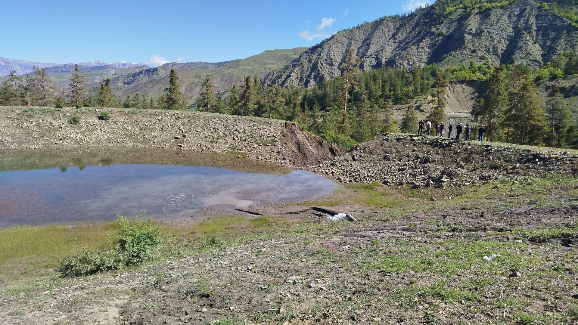 Erzurum'da gölet taştı, araziler su altında kaldı