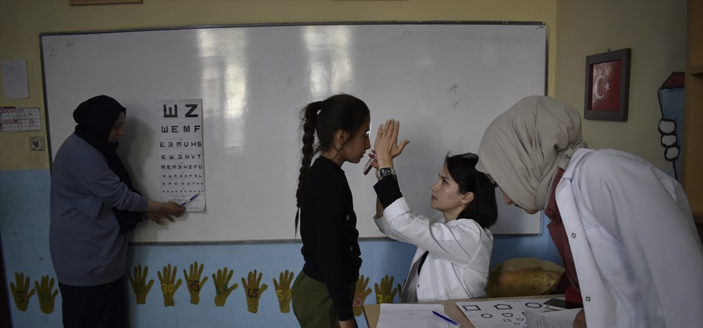 Bitlis'te köy okulundaki çocukların sağlık taraması yapıldı