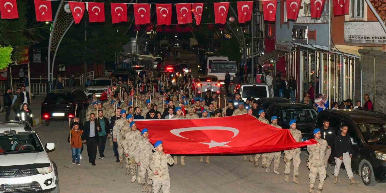 Gençler meşalelerle yürüdüler