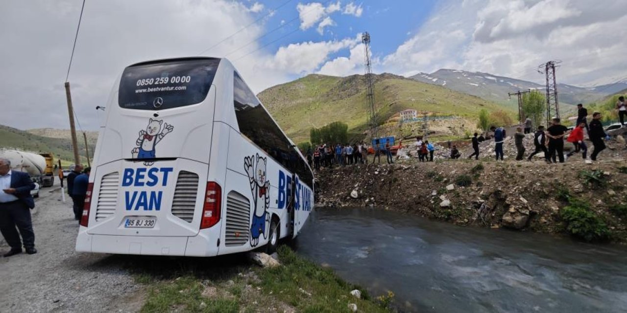 Yolcu otobüsü dereye yuvarlandı: 5 yaralı